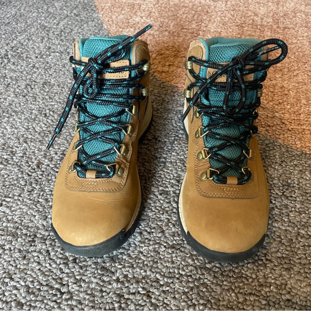 Columbia Size 6.5 Newton Ridge Plus Women’s Waterproof Hiking Boots